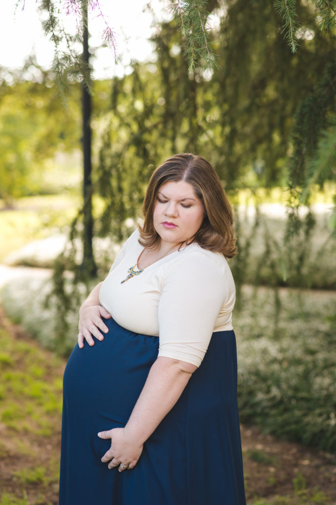 fall-maternity-photos-with-older-sibling_01