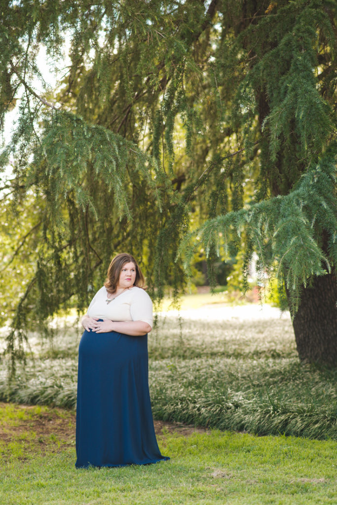 fall-maternity-photos-with-older-sibling_03