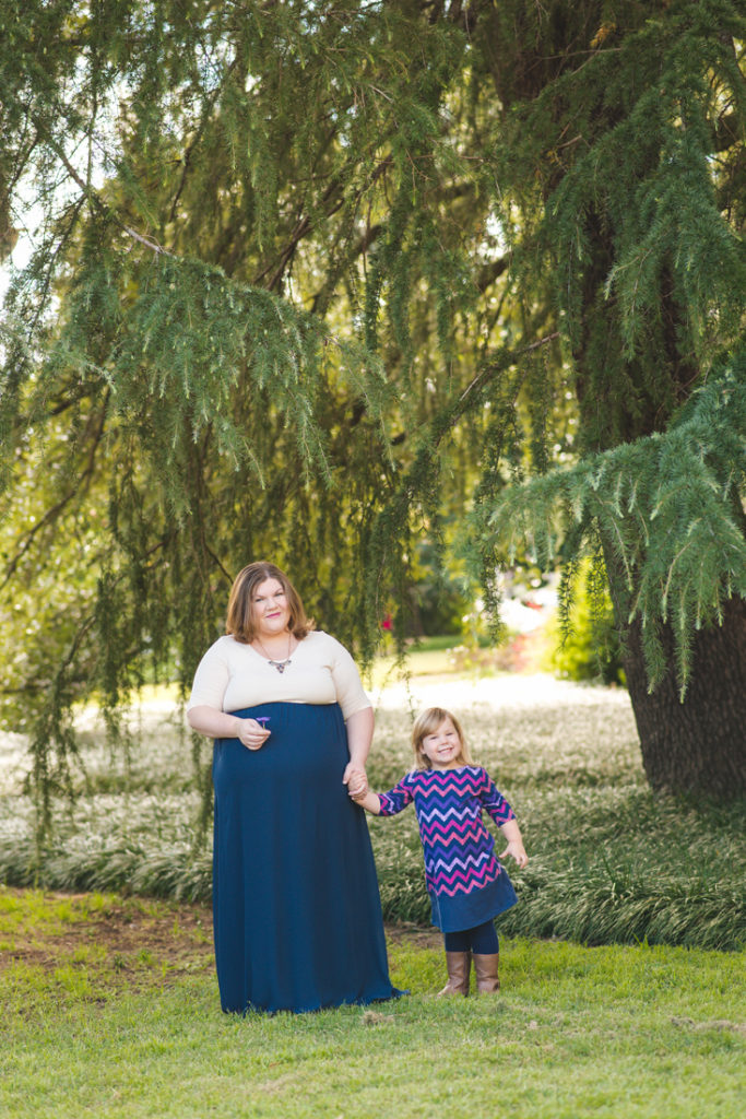 fall-maternity-photos-with-older-sibling_05