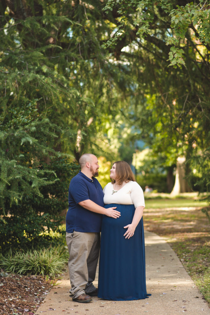 fall-maternity-photos-with-older-sibling_16